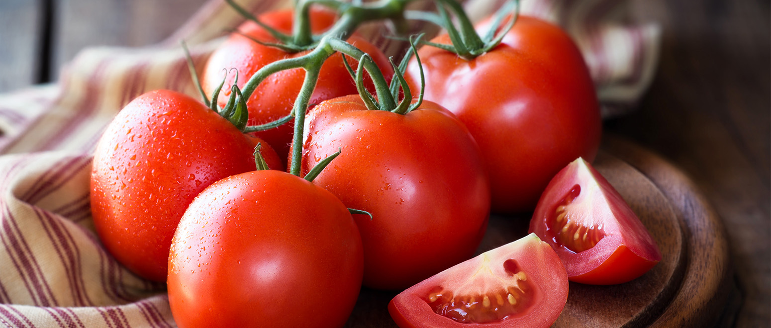 Ест помидор. Помидоры в воздухе. One Tomato. Полезные свойства томатов для глаз сердца.